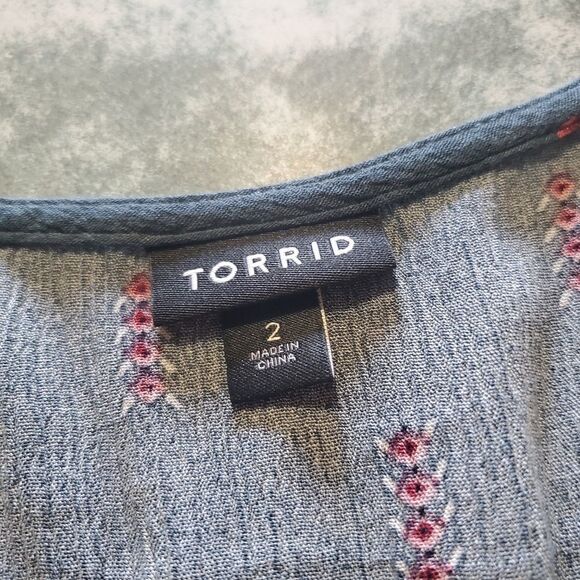 Torrid BLUE SMOCKED BUTTON-LOOP GAUZE BLOUSE  Sz 2 - Picture 3 of 6